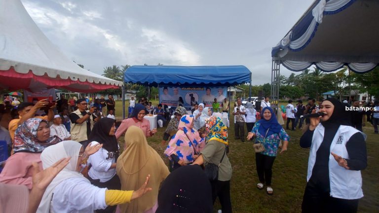 Paslon Roby-Deby Datangkan Grup Musik Lebah Begantong Hibur Warga Bintan