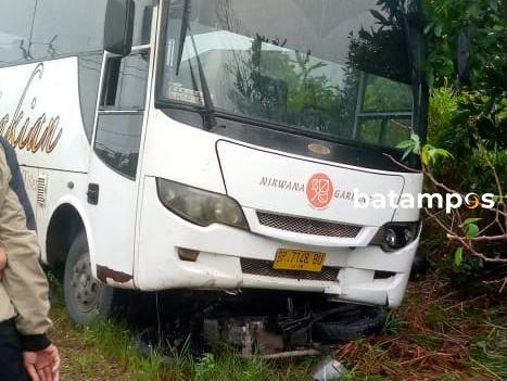 Tabrakan dengan Bus Karyawan Resort di Bintan, Pengendara Motor Masuk Kolong Bus