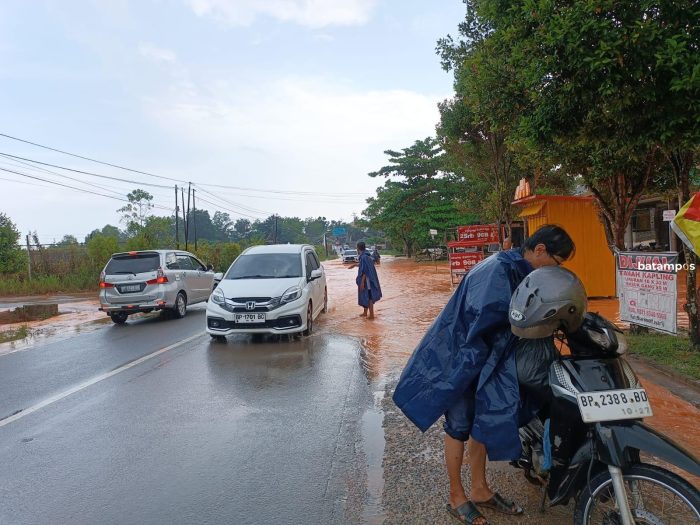 Banjir Jalan Nusantara Bikin Macet dan Motor Mogok