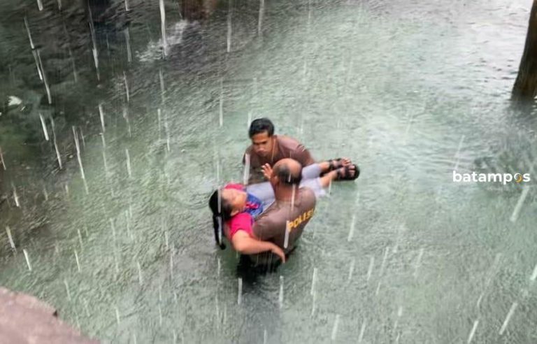 Anggota Polisi Temukan Gadis Mengapung di Laut