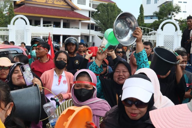 Harus Begadang untuk Dapatkan Air Bersih, Warga Gia Residence Nongsa Demo Tagih Janji PT ABH