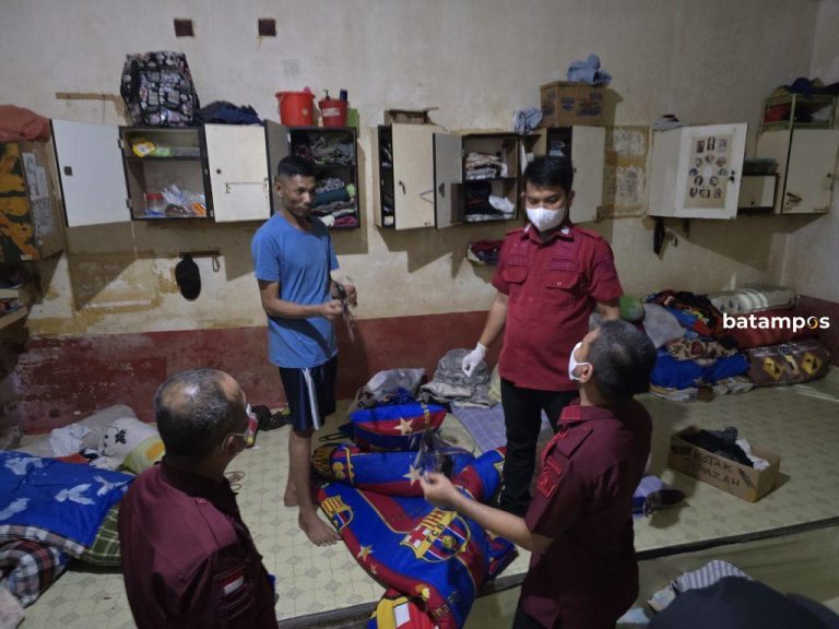 Kamar Digeledah, Warga Binaan di Lapas Jalani Test Urine