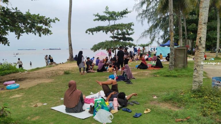 Pantai Tanjung Pinggir Diserbu Warga di Akhir Pekan