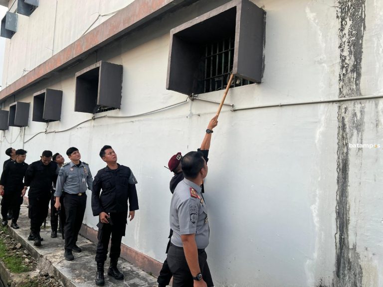 Cegah Masuknya Barang yang Dilarang,  Petugas Rutan Batam Kontrol Area Branggang