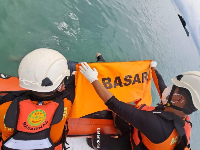 Tim SAR Akhirnya Temukan Taufik Martin, Korban Terseret Arus di Pantai Melayu