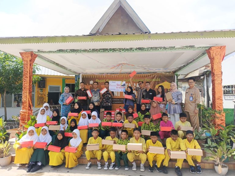 Marriott International dan Four Points Hotel Donasikan Sepatu untuk Siswa SD Negeri 04 Batuampar