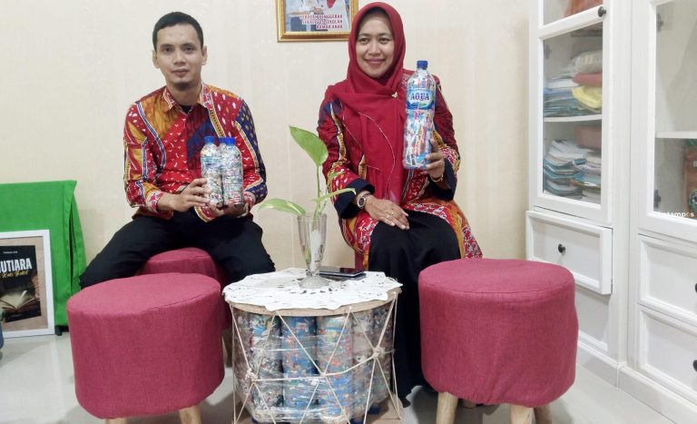 Siswa SMPN 56 Batam Olah Sampah Plastik Jadi Kursi Ecobrick Kreatif