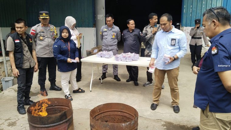 KPU Batam Musnahkan 5.418 Surat Suara Jelang Pemungutan Suara