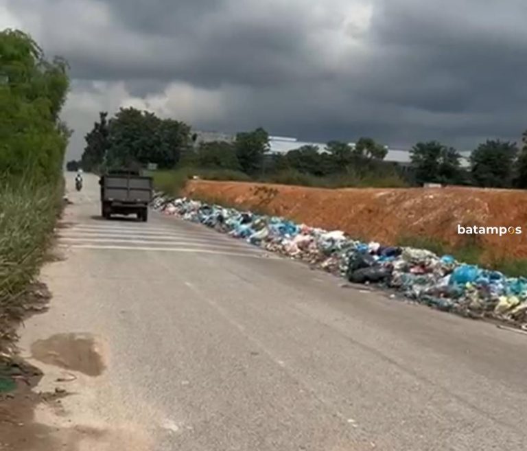 Sampah Masih Menumpuk di Pinggir Jalan Menuju Galangan Kapal Seilekop