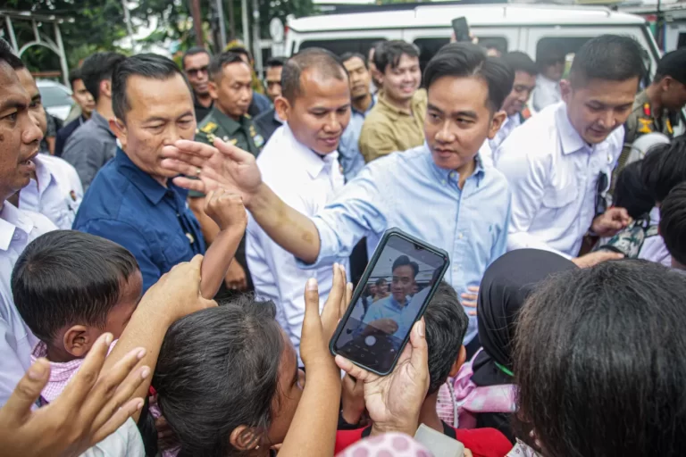 Gibran Buka Layanan Pengaduan ‘Lapor Mas Wapres’  Hari Ini, Bisa Akses Melalui WhatsApp