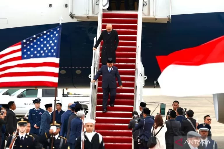 Tiba di AS, Prabowo Telepon Donald Trump Ucapkan Selamat dan Ajak Bertemu Langsung