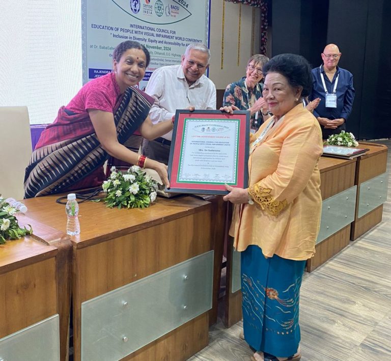 Sri Soedarsono Terima Penghargaan Internasional LifeTime Achievement Lewat ICEVI di India