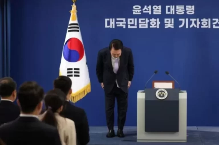 Soal Kontroversi yang Berkembang Seputar Ibu Negara, Presiden Korea Selatan Membungkukkan Kepala Meminta Maaf