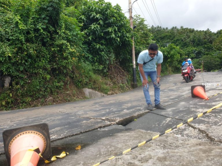 Jalan Muhammad Siantan Amblas, Akses Utama Masyarakat Hampir Putus 