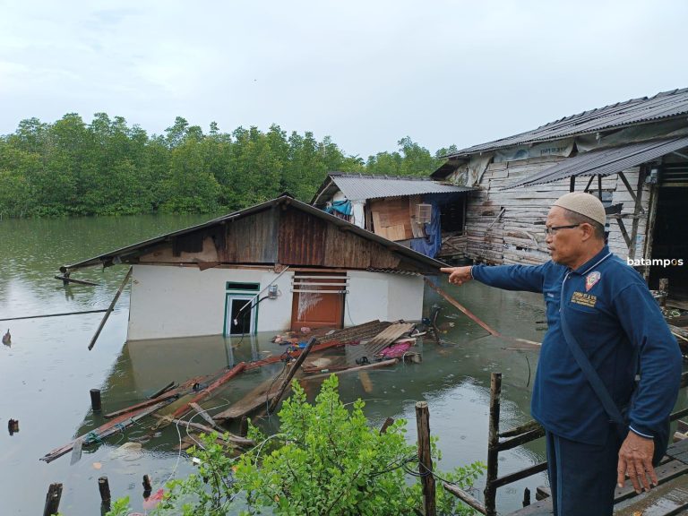 Rumah di Kota Piring Ambruk Masuk Sungai, Penghuni di Ungsikan