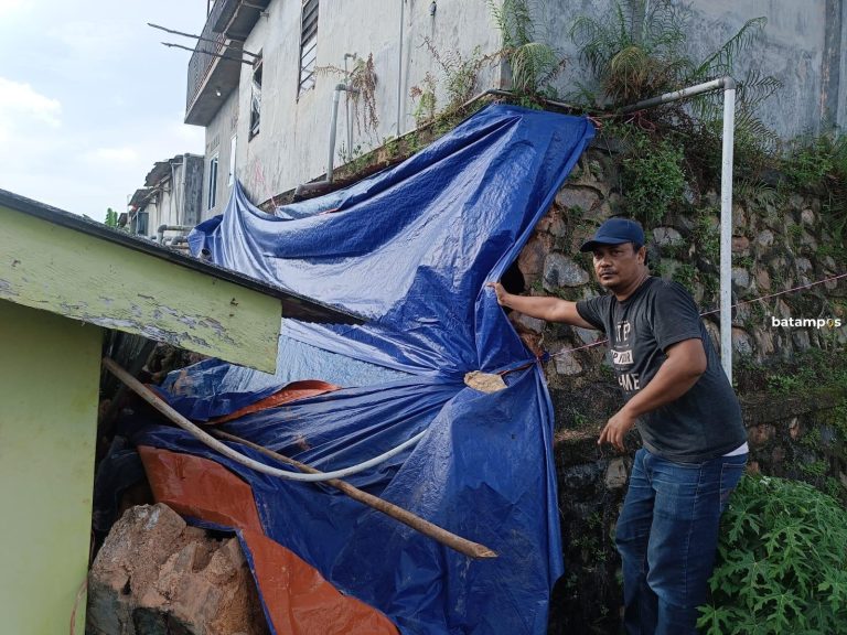 Khawatir Longsor Meluas, Sejumlah Warga Perumahan Indonusa Lestari Ngungsi ke Rumah Sewa