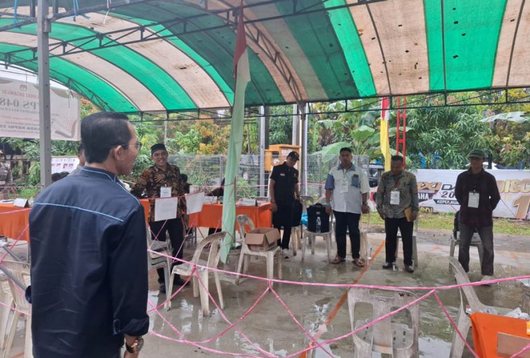 Tinjau TPS, Amsakar Semangati Warga dan Petugas