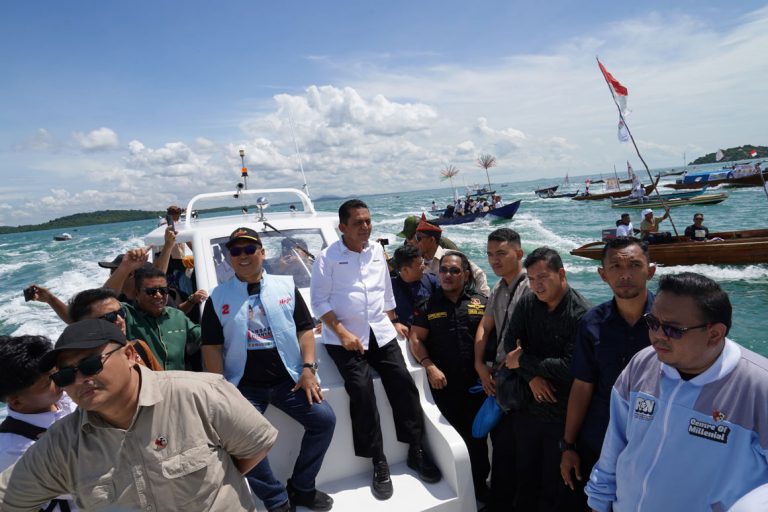Kunjungan Ansar-Nyanyang ke Pulau Terong Disambut Ratusan Perahu Nelayan