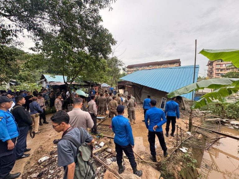 4 Bangunan Dirobohkan, Milik Bandar dan Lokasi Konsumsi Sabu di Kampung Madani