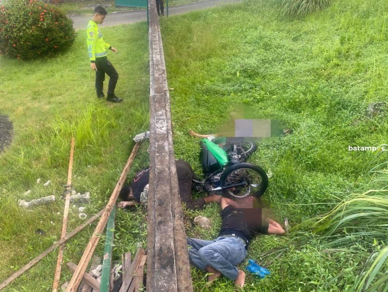 Motor Bonceng Tiga Laka Tunggal Tabrak Pagar Rumah, Satu Korban Tewas