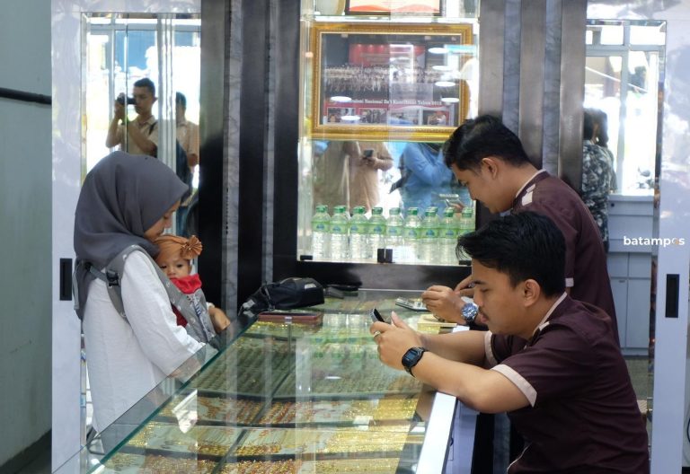 Harga Terus Naik, Masyarakat Pilih Menjual Emas