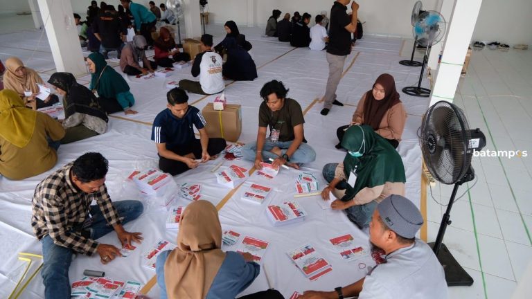 48 Petugas Mulai Sortir-Lipat Surat Suara Pilkada 2024, Upah Rp200 Rupiah per Lembar