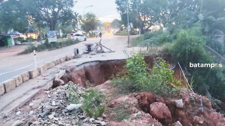 Jalan Dang Merdu yang Ambles Belum Diperbaiki, Pengendara Khawatir Terjadi Kecelakaan Lagi