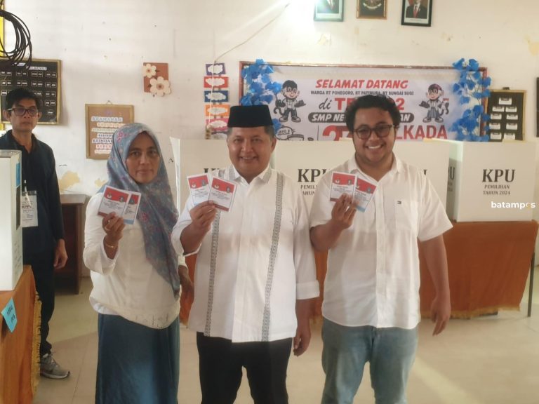 Gunakan Hak Pilih di TPS 002 Tarempa, Wan Zuhendra Klaim Tak Ada Rasa Deg-degan Nunggu Hasil Pilkada