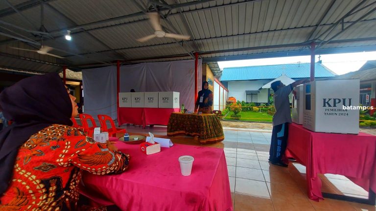 Bergantian, Ratusan Warga Binaan Lapas Umum Kelas IIA Tanjungpinang Ikuti Pencoblosan Pilkada di Bintan