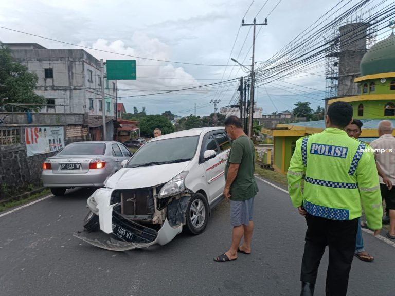 Bertabrakan, Avanza-Mobilio Sama Sama Ringsek 