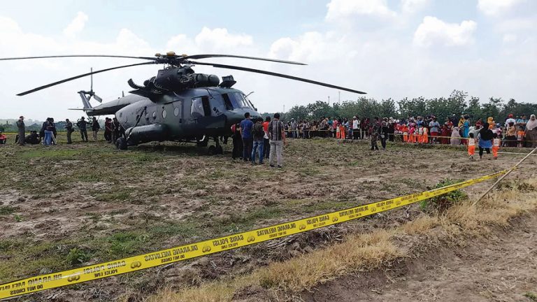 Mesin Rusak, Heli TNI-AD Mendarat di Sawah