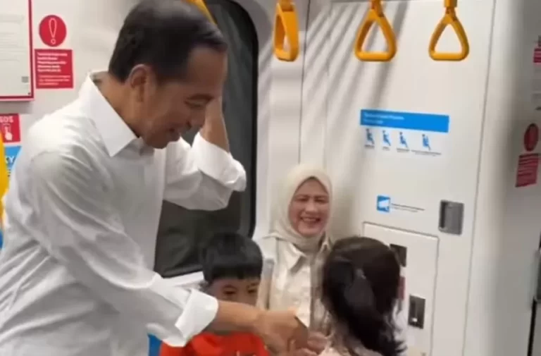 Momen Jokowi Ajak Jan Ethes dan La Lembah Naik MRT di Jakarta