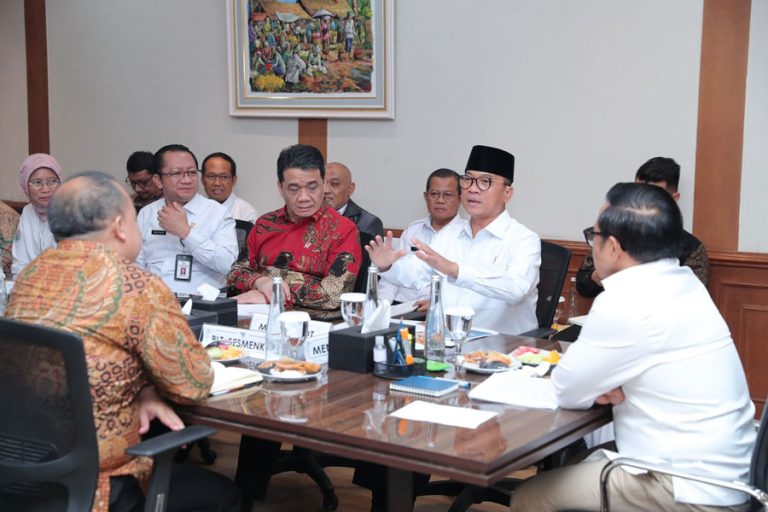 Rakor dengan Menko PM, Mendes Yandri Siap Kolaborasi Sukseskan Program Pemerintah