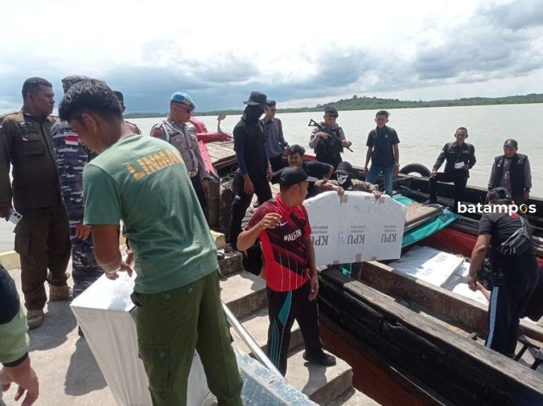 Gunakan 2 Kapal Tujuan 10 Kecamatan, KPU Mulai Distribusikan Logistik ke Luar Pulau Karimun