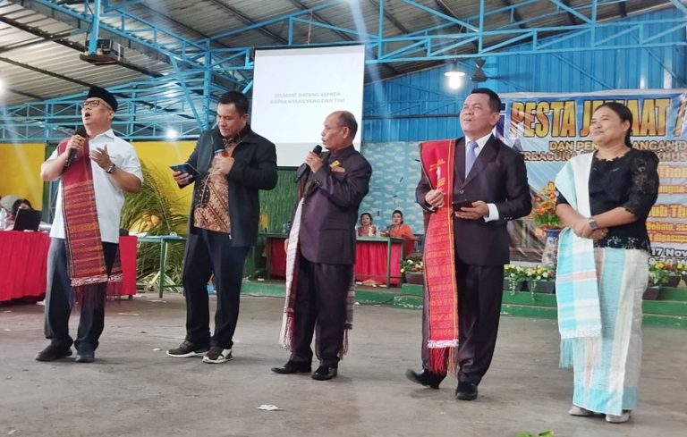 Nyanyang Fasih Nyanyi Lagu Batak, Ratusan Jemaat HKI Kagum