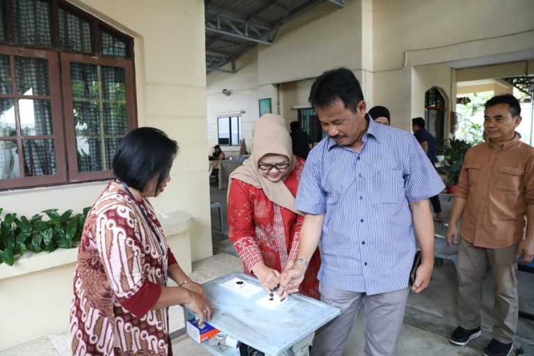 Kepala BP Batam Gunakan Hak Pilih di TPS 017 Rosedale