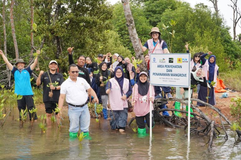PLN Batam Tanam 1.000 Pohon pada Hari Menanam Pohon Indonesia