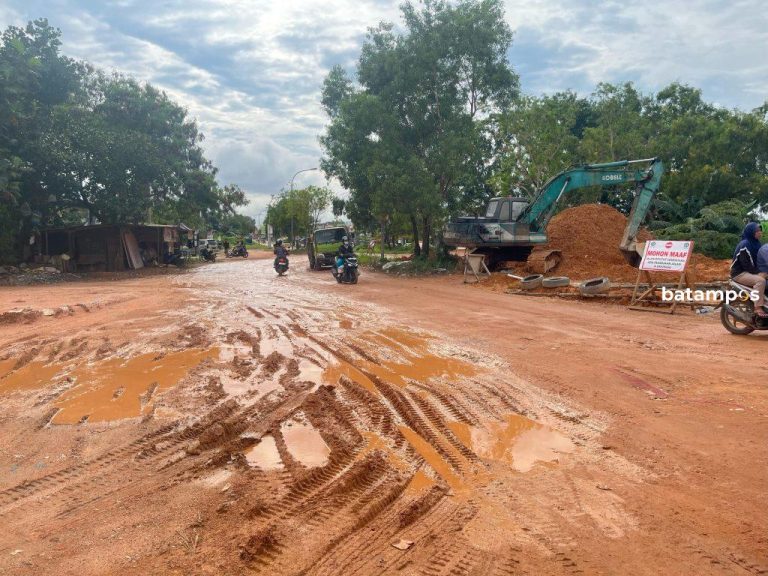 Jalan Amblas di Dang Merdu Mulai Diperbaiki, Warga Keluhkan Jalan Berlumpur