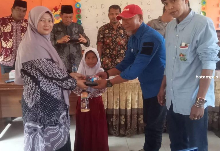 Bagikan 90 Paket Makanan Bergizi, Nelayan Anambas Siap Suplai Ikan Untuk Sukseskan Program Nasional
