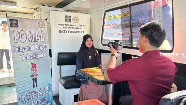 Imigrasi Belakangpadang Sambangi Dua Pulau Terluar, Berikan Layanan dan Informasi Keimigrasian Langsung