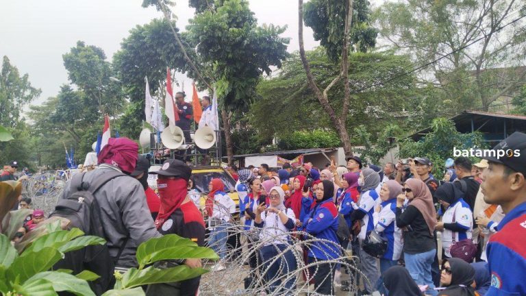 Ratusan Buruh Gelar Aksi di Kantor Disnaker Batam, Tuntut Kenaikan Upah Layak dan Upah Sektoral