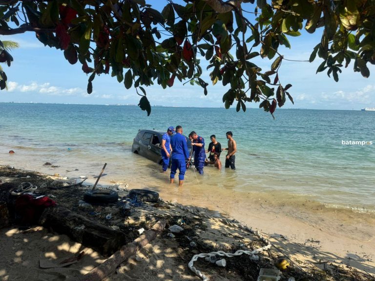 Mobil Terendam Air Pasang di Pantai Bahagia Nongsa Berhasil Dievakuasi