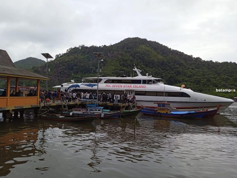Cuaca Buruk, Dua Kapal Ferry Dari Batam Pindah Tempat Bersandar ke Pelabuhan Kuala Maras 