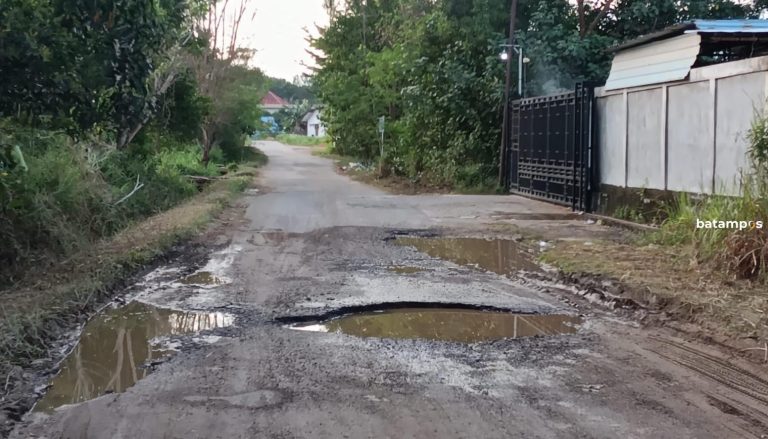 Lubang Menganga di Jalan Bakti Sosial Tanjunguban Bahayakan Pengendara