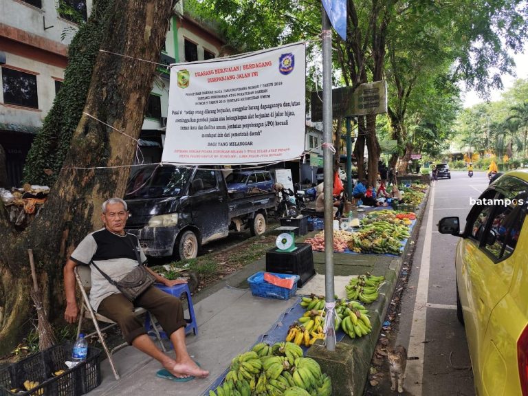 Di Pasar Sore Bincen Sepi Pembeli, PKL Jualan Lagi di Trotoar