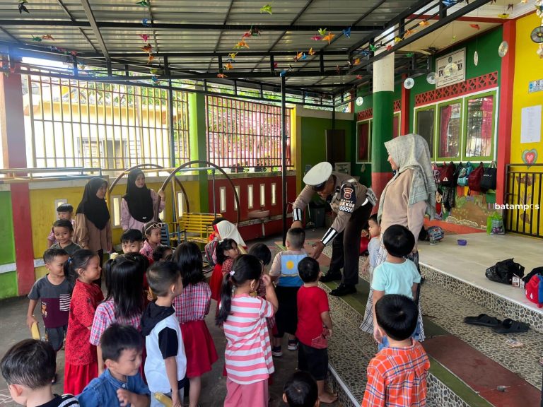 Siswa TK Al Muhajirin Antusias Kedatangan Polisi, Diberi Edukasi Tentang Lalu Lintas Sejak Dini