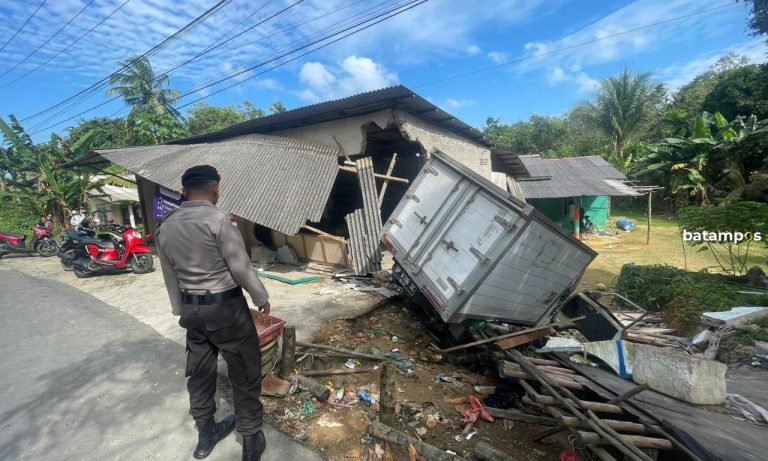 Diduga Sopir Mengantuk, Mobil Box Tabrak Warung di Bintan