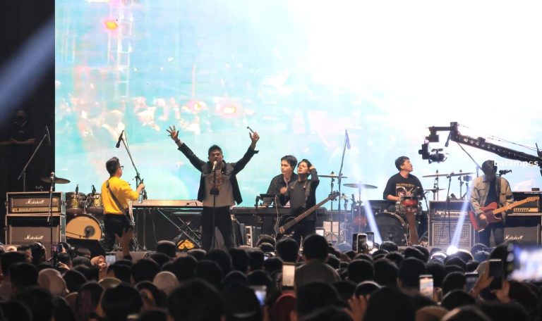 Saksikan Kangen Band, Ribuan Masyarakat Padati Stadion Demang Lebar Daun di Kijang, Bintan