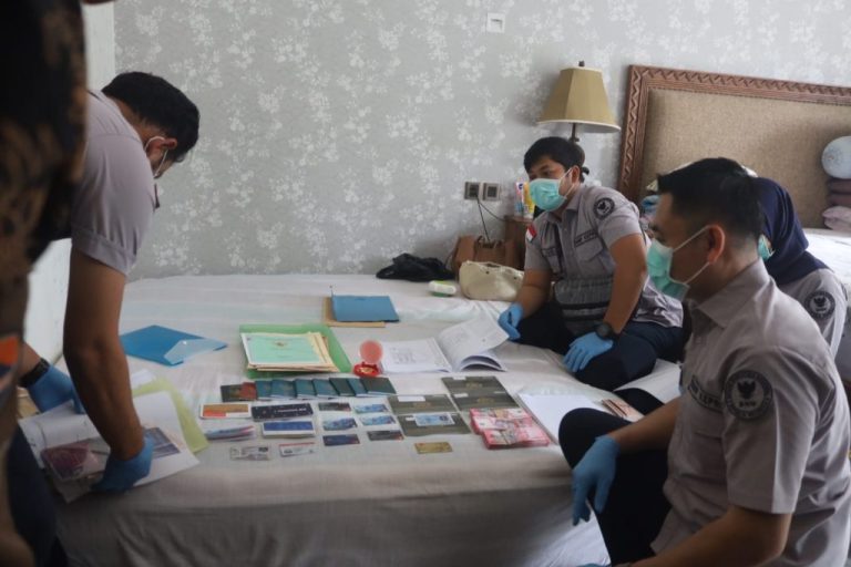 Sita Banyak Sertifikat dan Uang Tunai, 2 Rumah Milik Pengendali Sabu Jaringan Internasional Digeledah