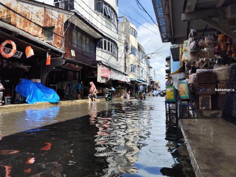 Banjir Rob Rendam Jalan di Tanjungpinang